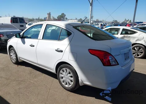 2017 Nissan Versa 1.6 S z USA, uszkodzony, nr VIN 3N1CN7AP3HL833070